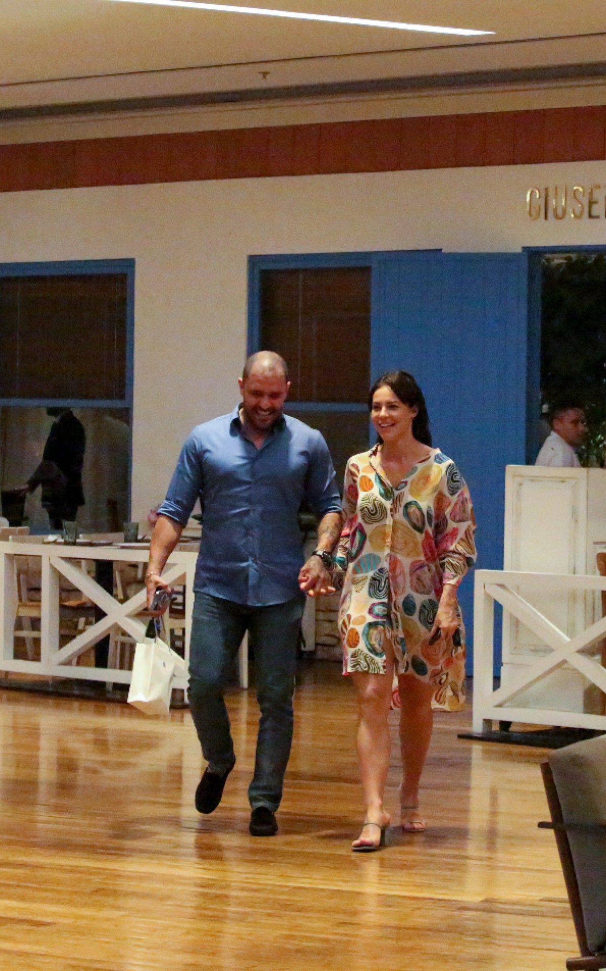 Paolla Oliveira e Diogo Nogueira passeiam em shopping do Rio