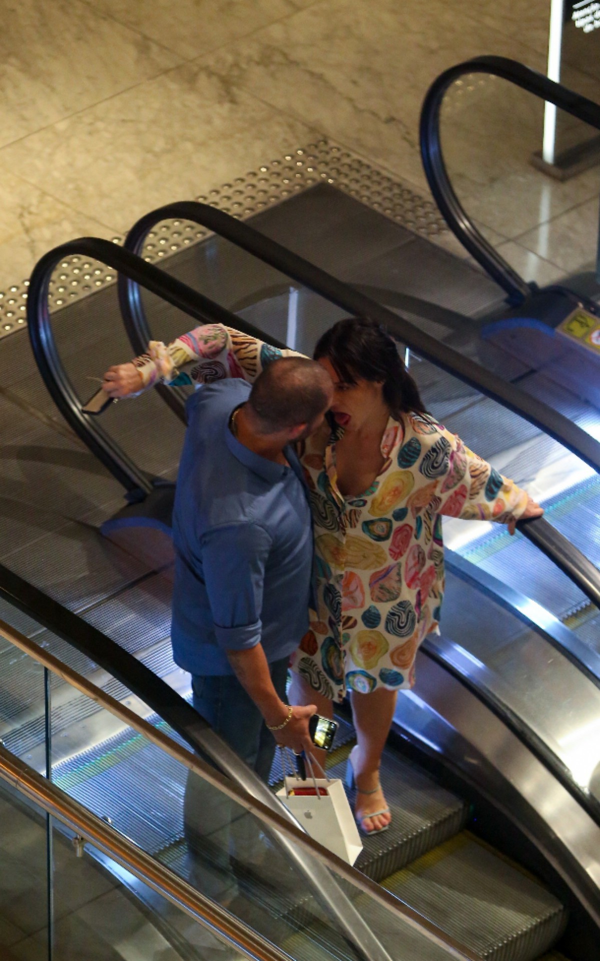 Paolla Oliveira e Diogo Nogueira passeiam em shopping do Rio