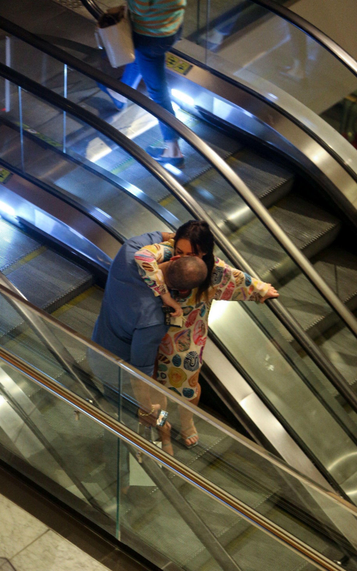 Paolla Oliveira e Diogo Nogueira passeiam em shopping do Rio