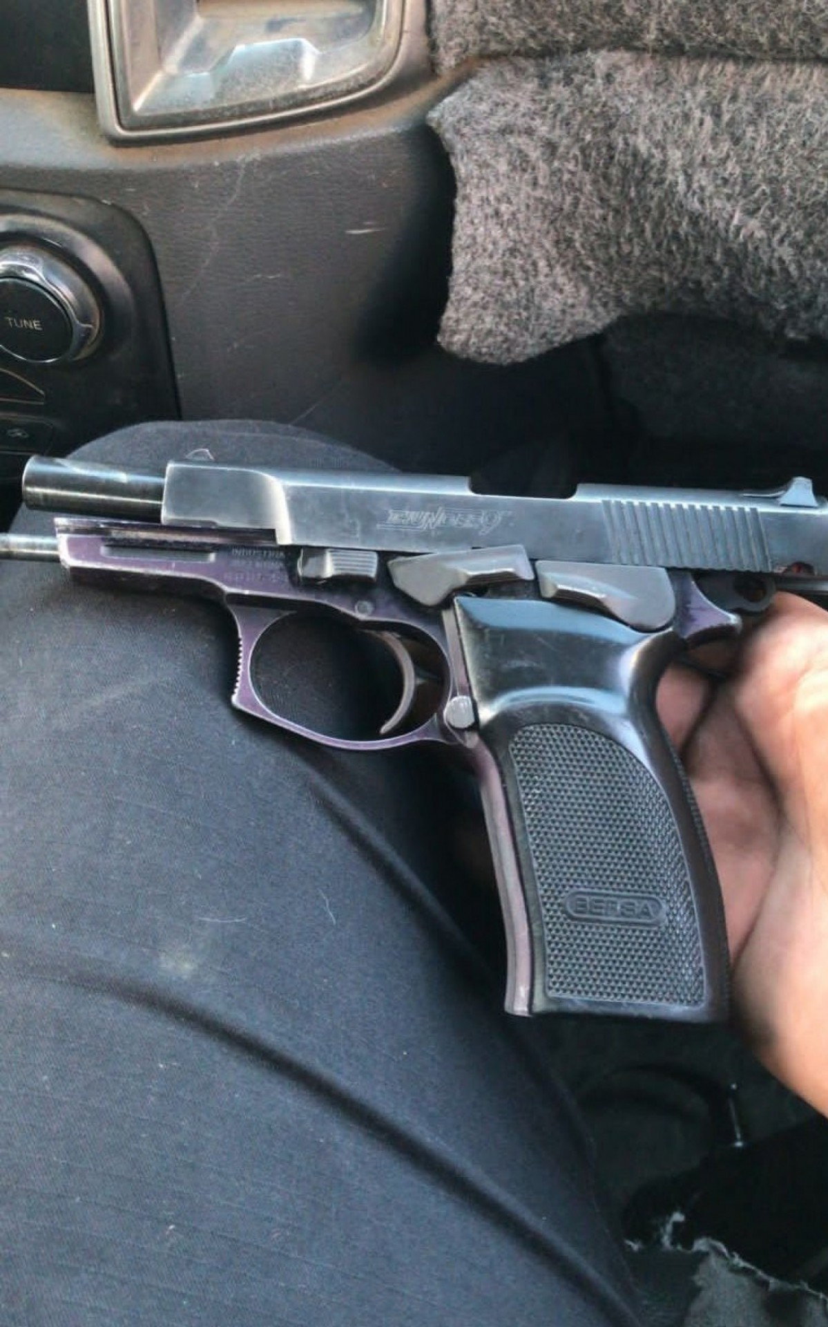 A segunda pistola apreendida pelos policiais militares 