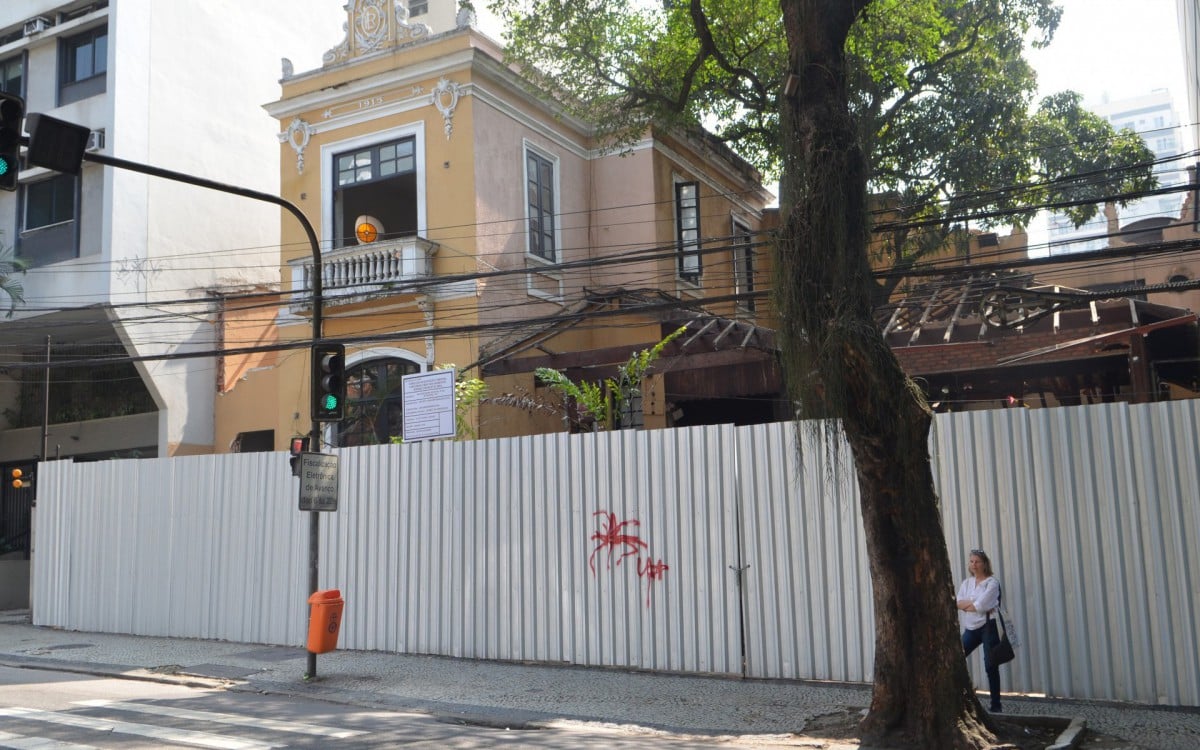 Protesto contra a demolição de antigo restaurante no bairro do Humaitá  - Sandro Vox / Agência O Dia 