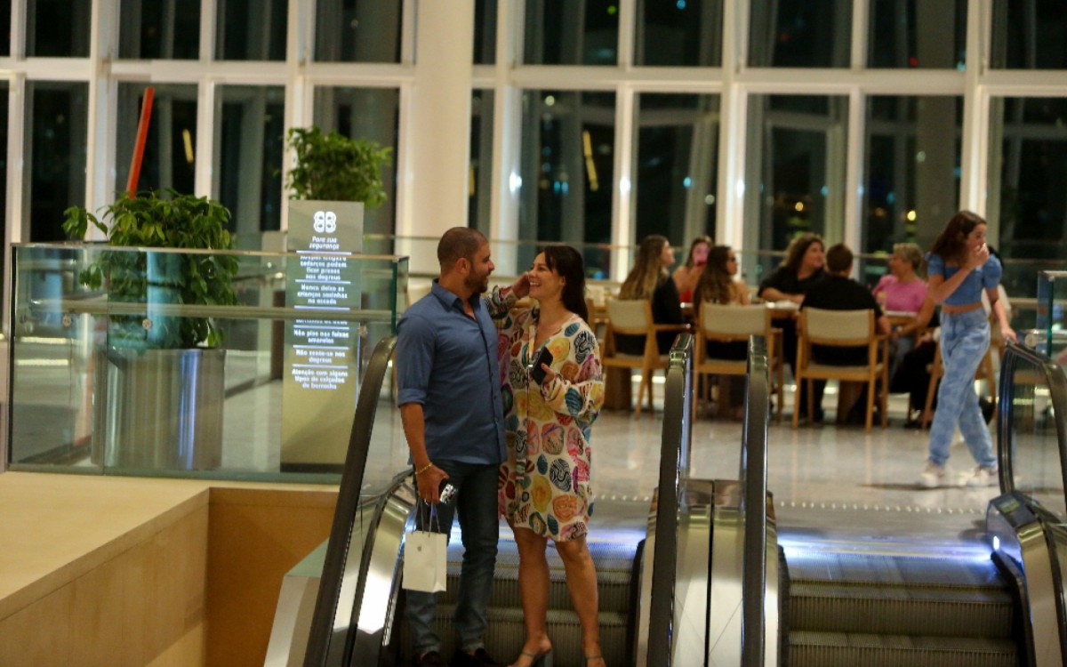 Paolla Oliveira e Diogo Nogueira passeiam em shopping do Rio