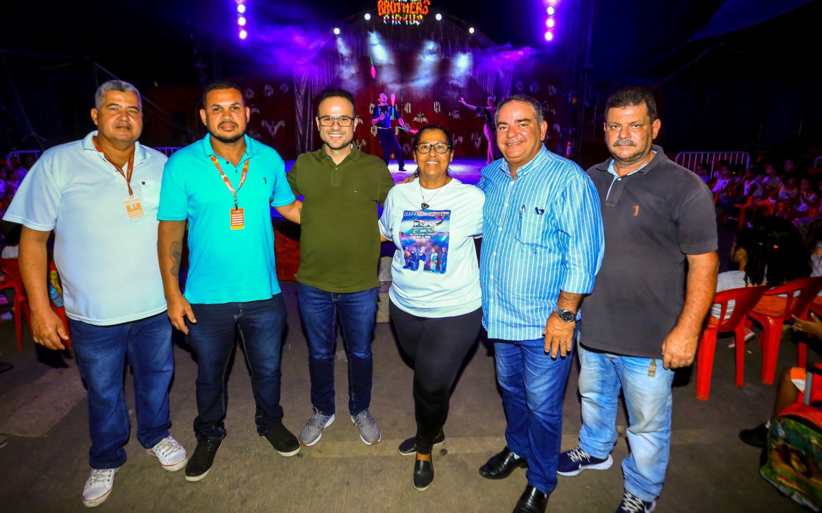 O secret&aacute;rio de Educa&ccedil;&atilde;o, Denis Macedo (3&ordm; da esquerda para a direita), e o secret&aacute;rio de Fazenda, Marcos Ximenes (5&ordm; da esquerda para a direita) prestigiaram o evento)