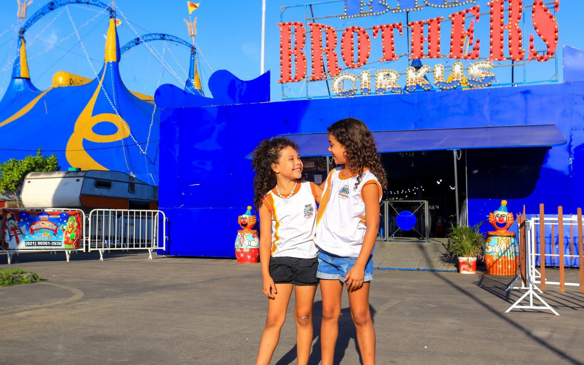 As amigas Isabela Railine e Sophia Faria ficaram encantadas com as atra&ccedil;&otilde;es do circo