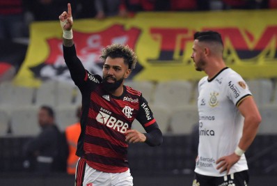 Com golaços de Arrascaeta e Gabigol, Flamengo vence Corinthians e abre vantagem nas quartas da Libertadores