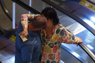 Paolla Oliveira e Diogo Nogueira trocam beijinhos em shopping do Rio