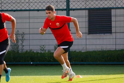 Próximo do Flamengo, Oscar promete não rescindir contrato com clube chinês
