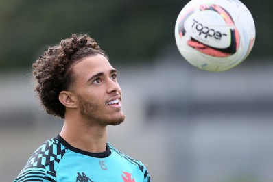 Figueiredo celebra boa temporada com a camisa do Vasco: 'Estamos no caminho'