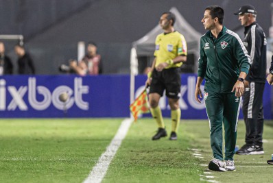 Auxiliar de Diniz reclama do VAR e minimiza vantagem do Palmeiras: 'A gente não olha'
