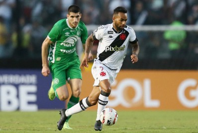 Próximo dos 100 jogos pelo Vasco, Alex Teixeira destaca importância da marca e elogia Emílio Faro