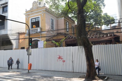 Prefeito Eduardo Paes suspende demolição do Casarão de 1915 por 72h