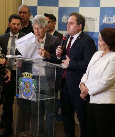 Membros do Conselho de Ética da Câmara acompanham o vereador Chico Alencar, relator do processo ético-disciplinar contra Gabriel Monteiro, em leitura do parecer pela cassação do mandato do vereador - Cleber Mendes/ Agência O Dia