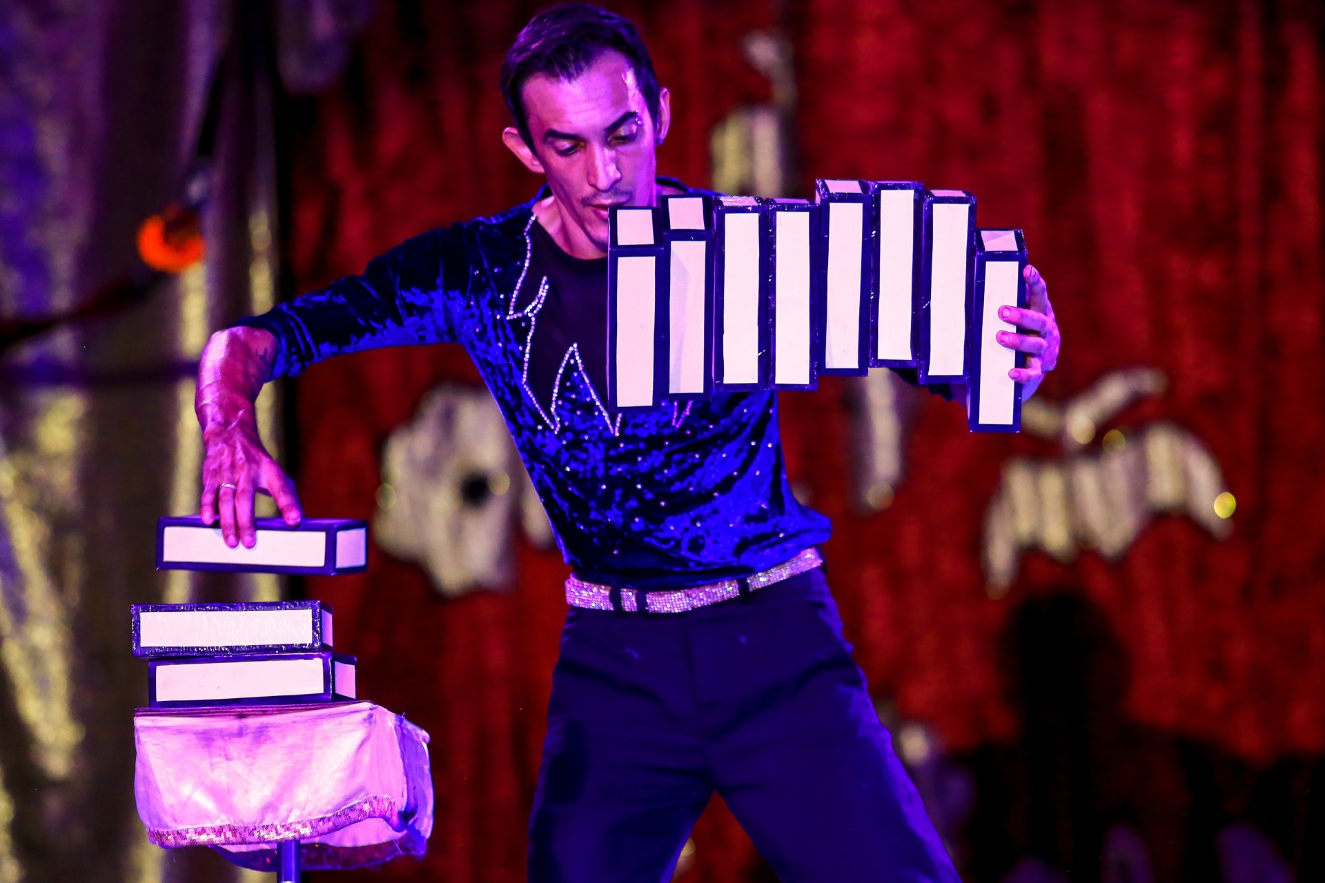 O artista prendeu a aten&ccedil;&atilde;o da plateia e foi muito aplaudido ao final da apresenta&ccedil;&atilde;o - Rafael Barreto / PMBR