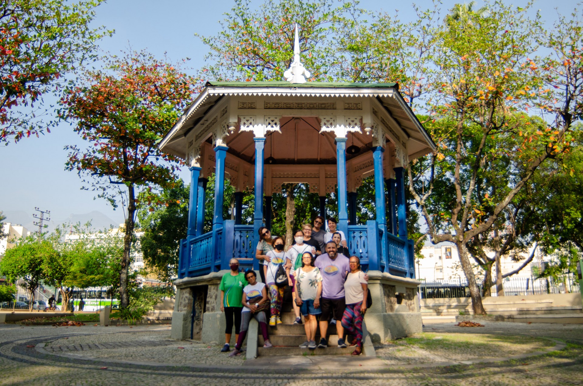 Marcelo de Farias, professor de educa&ccedil;&atilde;o f&iacute;sica, ministra suas aulas pr&oacute;ximo do coreto na Pra&ccedil;a Jardim do M&eacute;ier, na Zona Norte - Vanessa Ataliba/Ag&ecirc;ncia O Dia