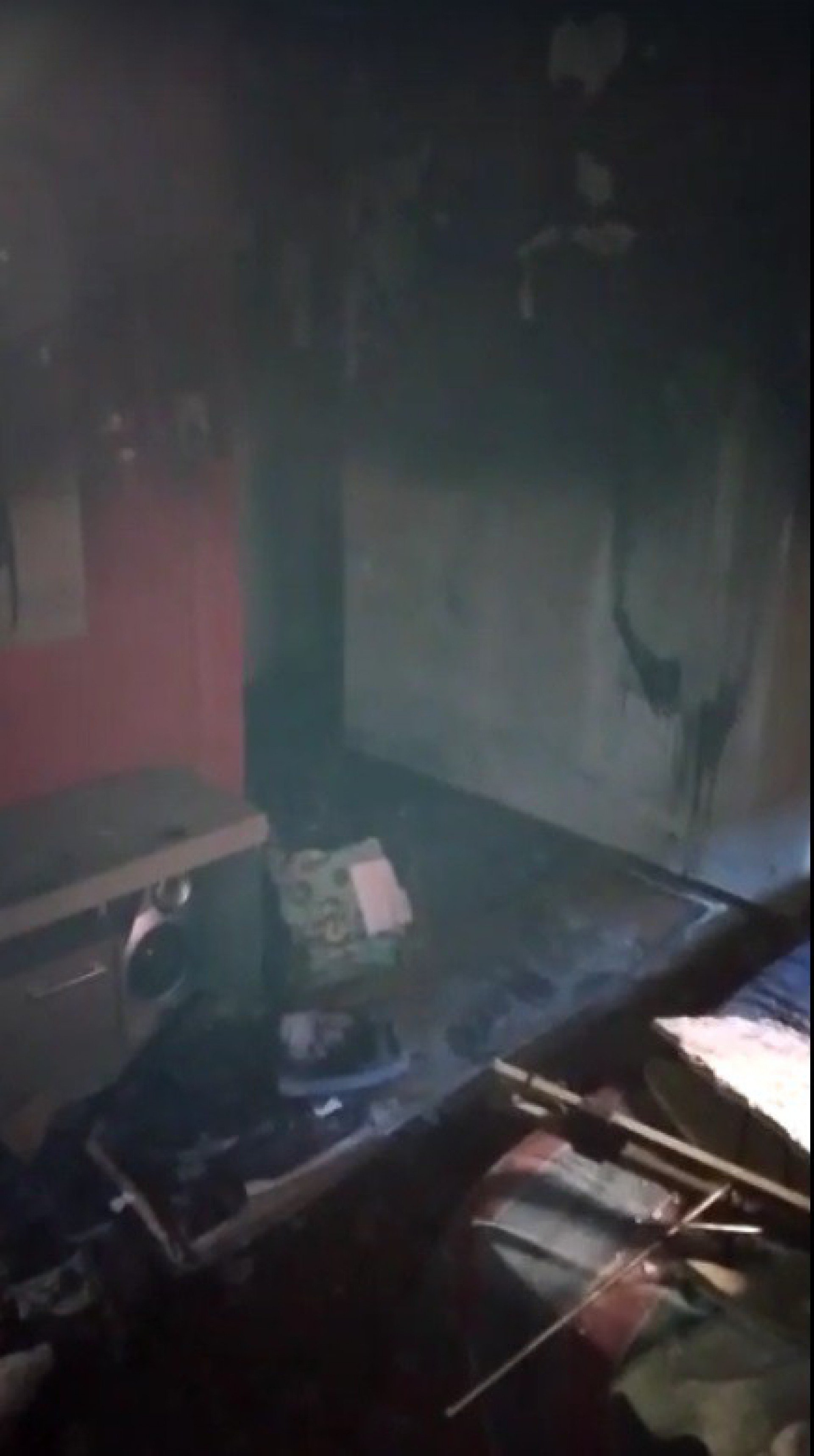 Casa onde jovem vive na localidade conhecida como Roupa Suja, na Rocinha, ficou completamente queimada pelas chamas  - Reprodução de vídeo
