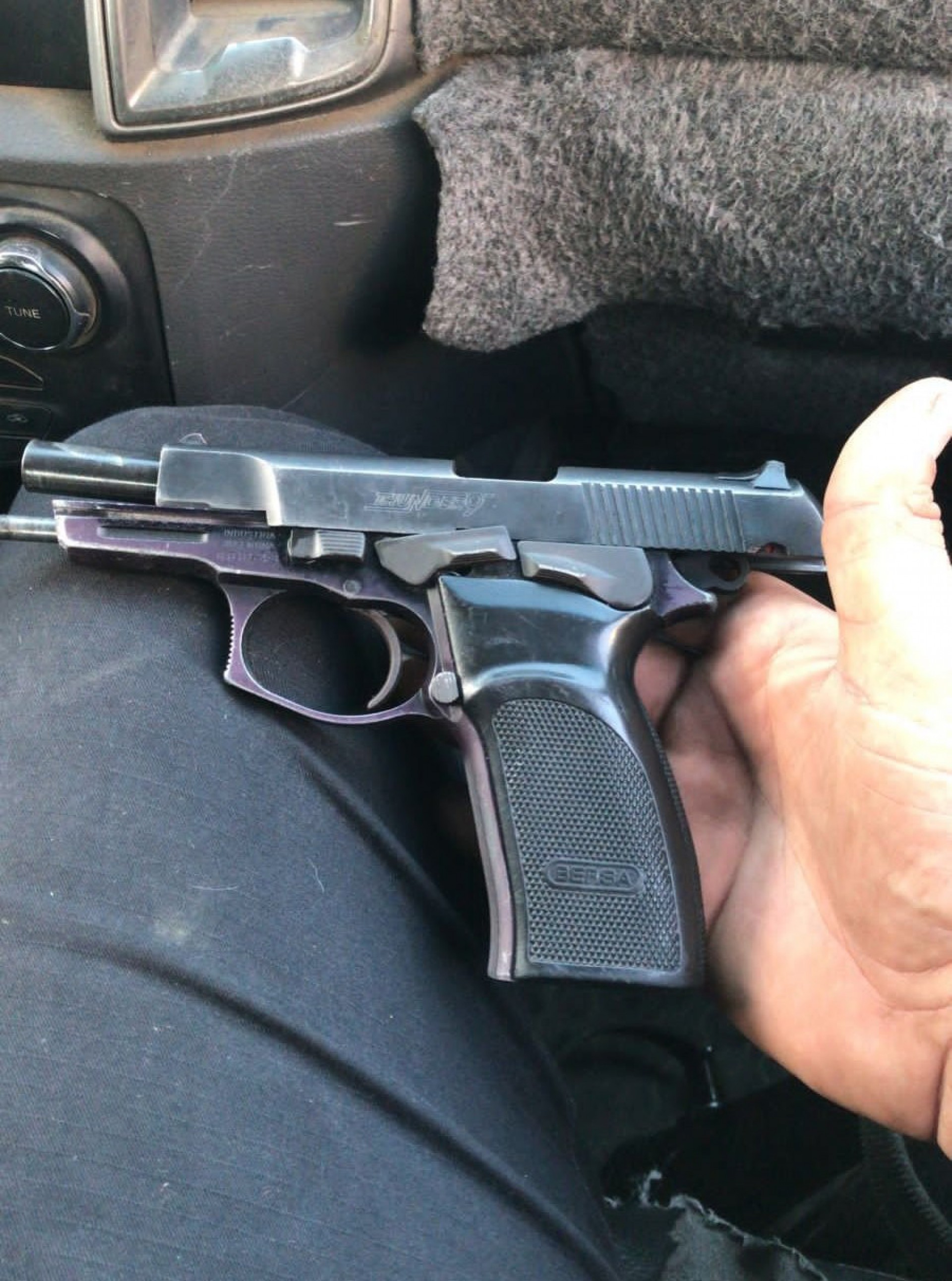 A segunda pistola apreendida pelos policiais militares  - Twitter / Pmerj