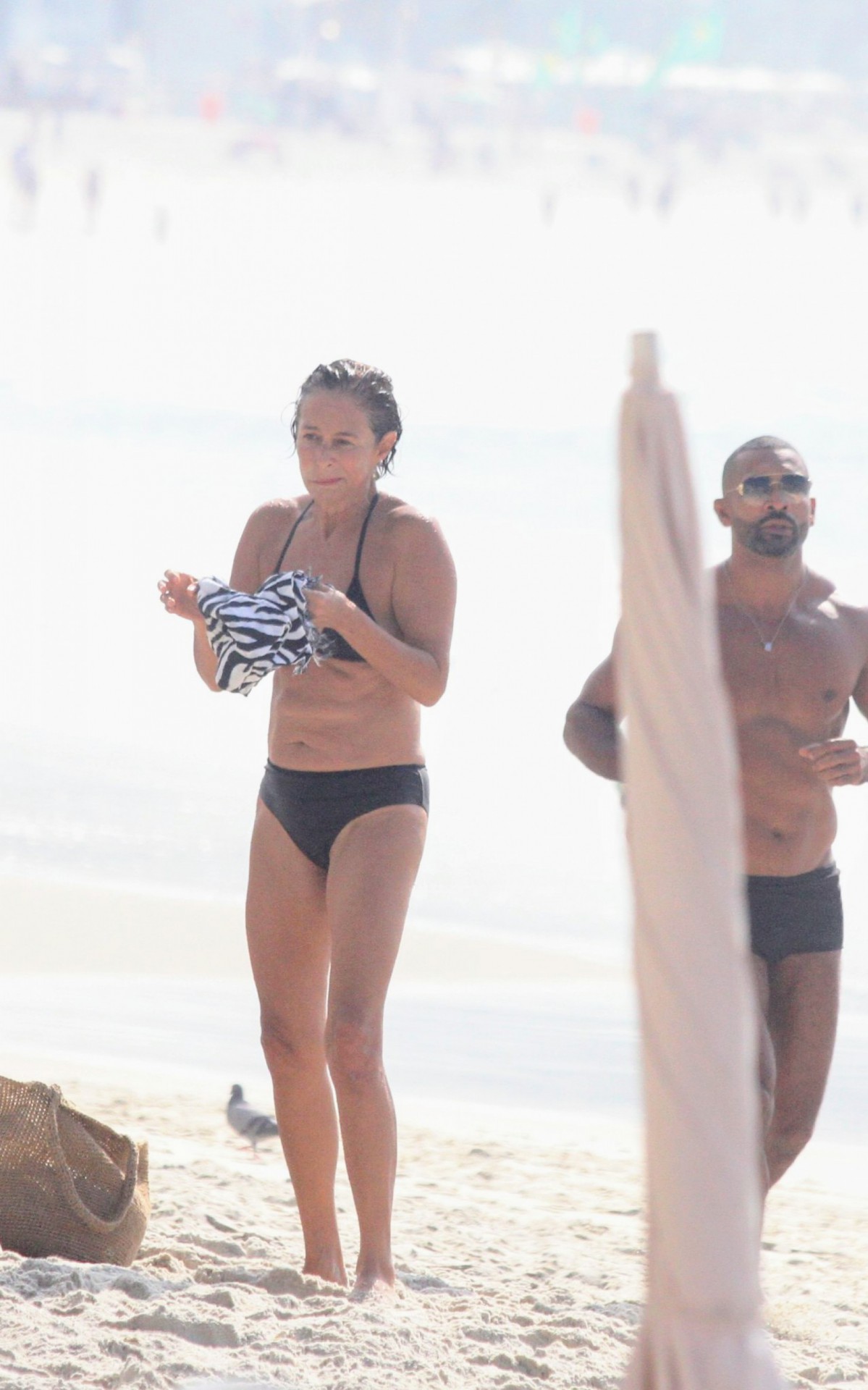 Andr&eacute;a Beltr&atilde;o curte dia de sol em praia na Zona Sul do Rio na tarde desta quarta-feira