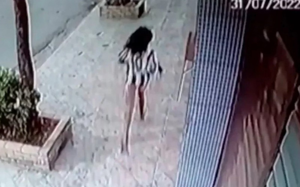 Menina é flagrada fugindo - Reprodução