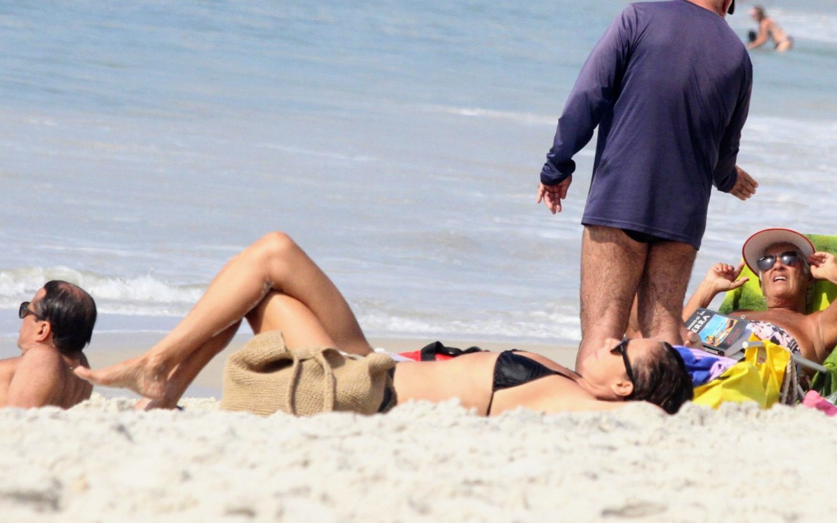 Andr&eacute;a Beltr&atilde;o curte dia de sol em praia na Zona Sul do Rio na tarde desta quarta-feira