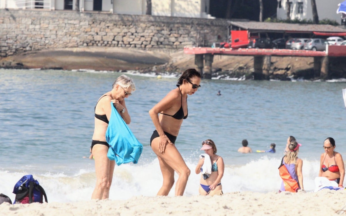 Andréa Beltrão curte dia de sol em praia na Zona Sul do Rio na tarde desta quarta-feira - Dan Delmiro / Ag. News