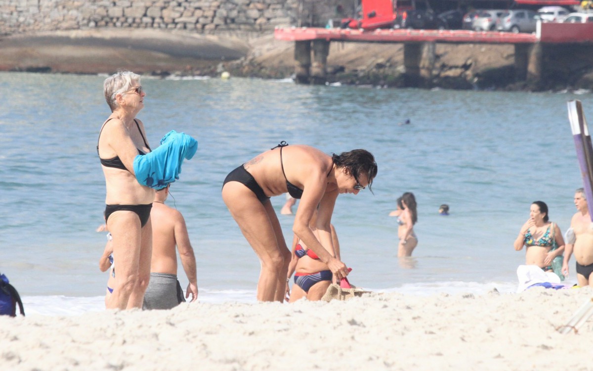 Andr&eacute;a Beltr&atilde;o curte dia de sol em praia na Zona Sul do Rio na tarde desta quarta-feira