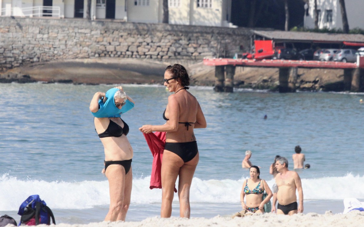 Andr&eacute;a Beltr&atilde;o curte dia de sol em praia na Zona Sul do Rio na tarde desta quarta-feira