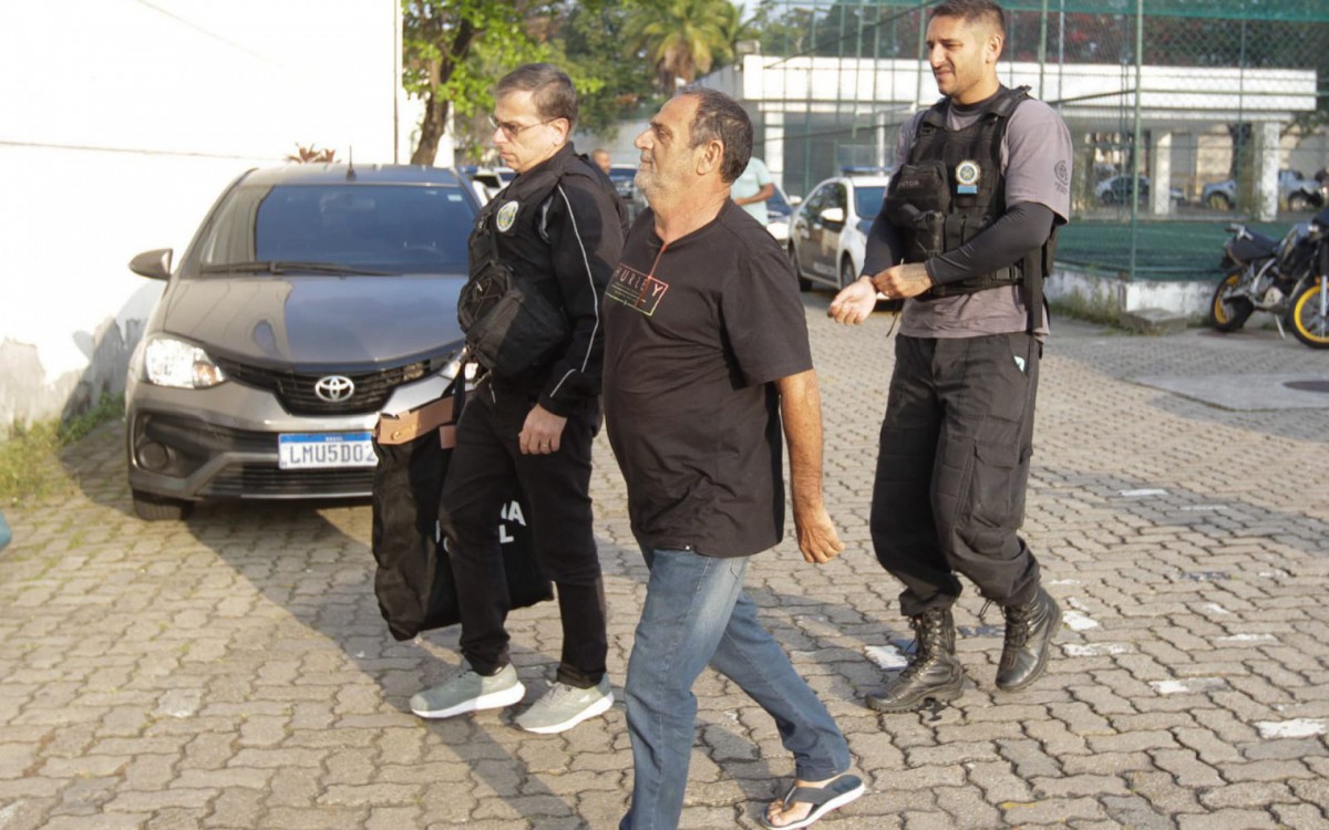 Edson Coelho, pai do vereador licenciado William Coelho, chega &agrave; Cidade da Pol&iacute;cia ap&oacute;s ser preso em porte de arma de fogo n&atilde;o registrada