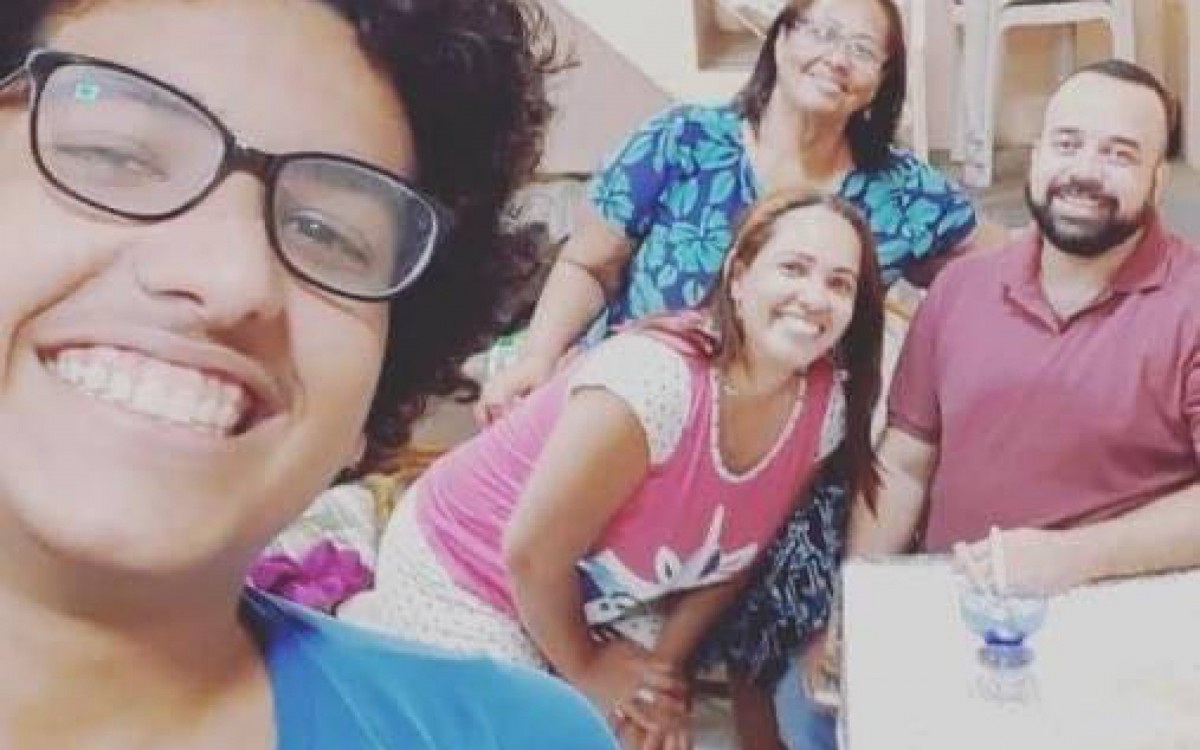 A vítima, João Gabriel, 16 anos, com a família - Rede Social