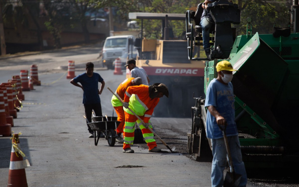 Obras de asfaltamento avançam em Volta Redonda - Cris Oliveira