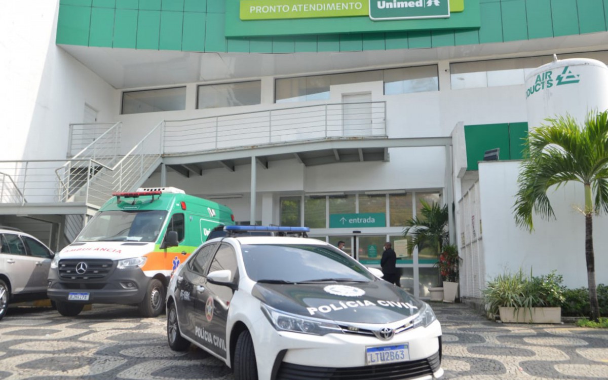 Agentes da 16ºDP estiveram no Hospital Marcos Moraes, no Méier, para comunicar Bruno sobre a prisão - Sandro Vox/Agência O DIA