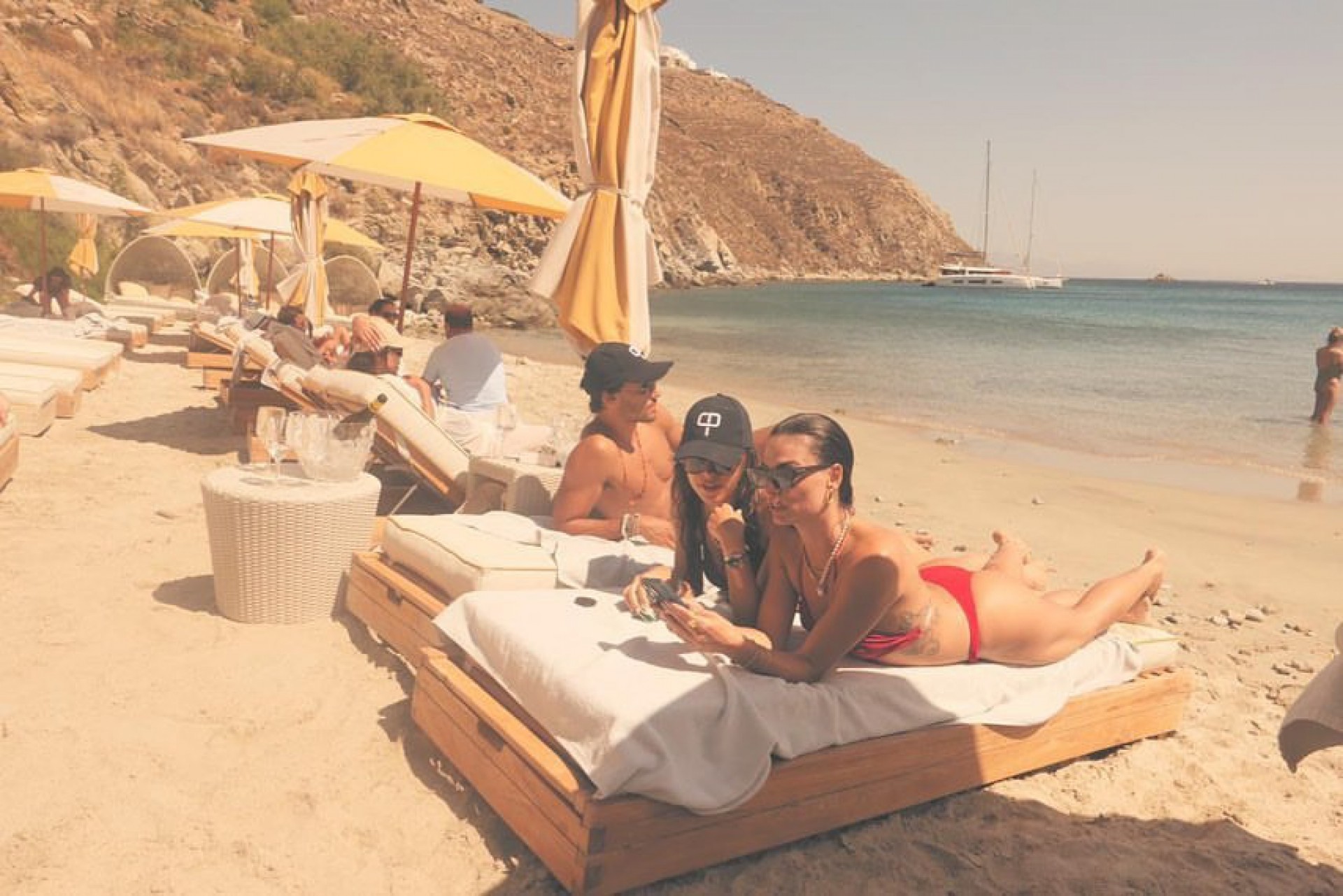 Isis Valverde se diverte em praia na Grécia com amigos - Reprodução Internet