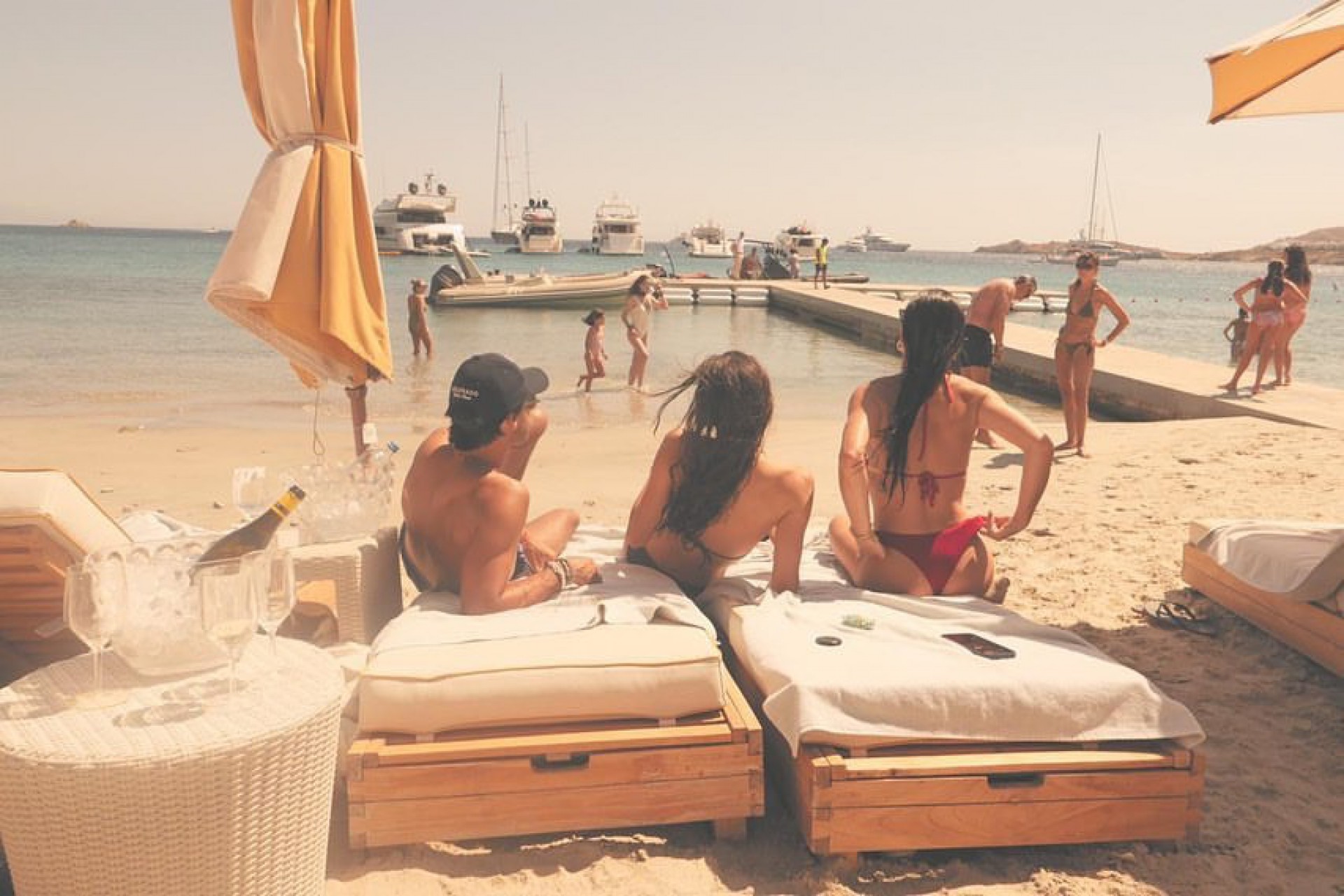 Isis Valverde se diverte em praia na Grécia com amigos - Reprodução Internet