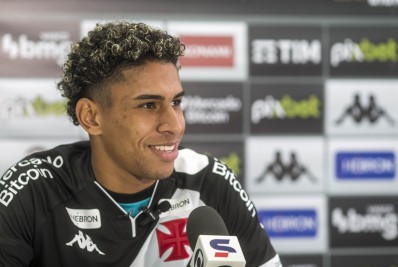 Paulo Victor é apresentado e se declara: 'Amor pelo Vasco nunca mudou'