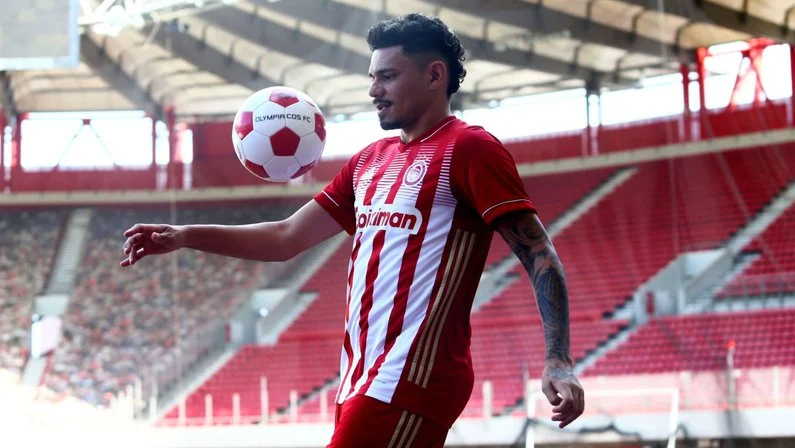 Olympiacos pressiona Tiquinho Soares para disputar dois jogos antes de se transferir para o Botafogo