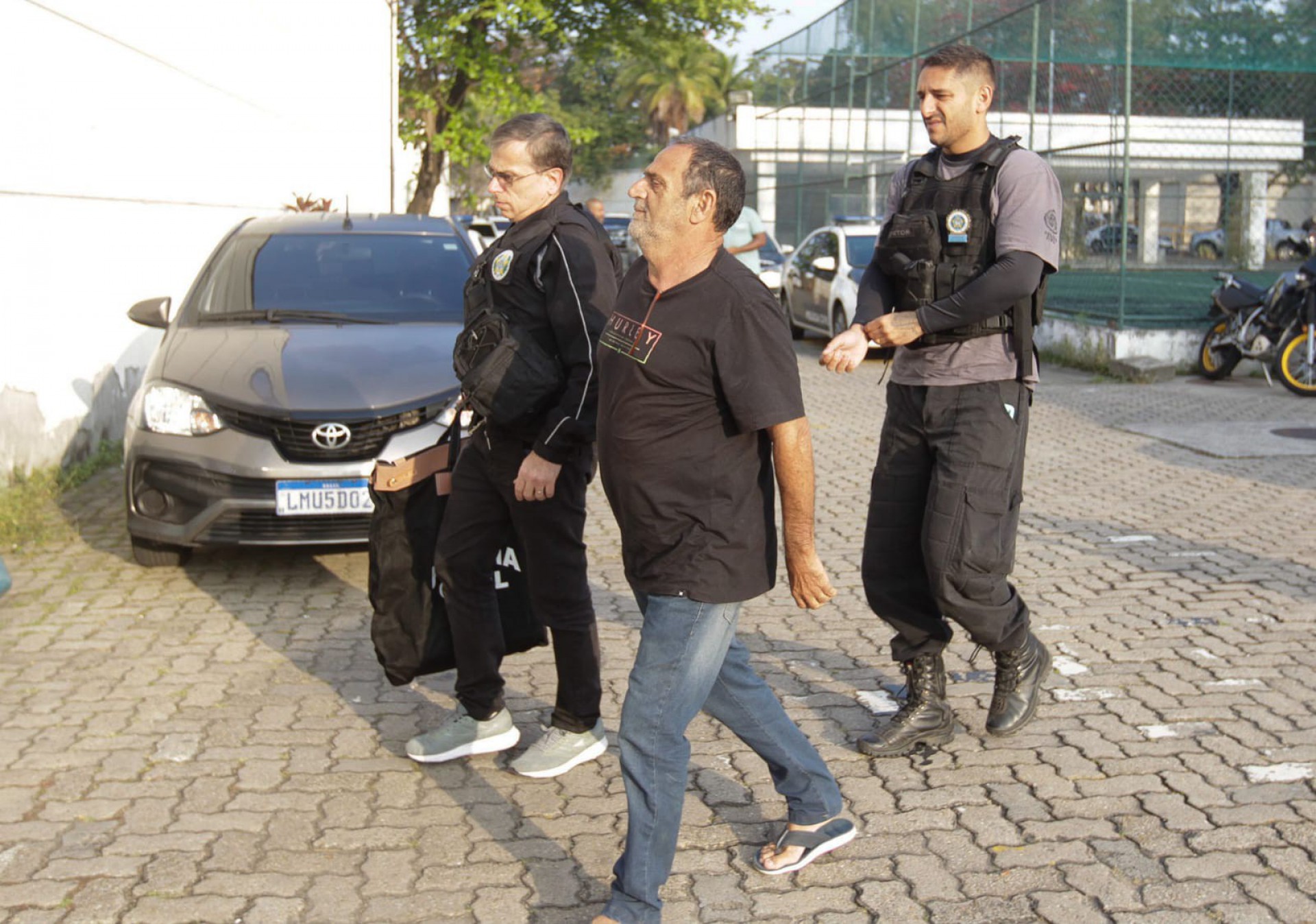 Edson Coelho, pai do vereador licenciado William Coelho, chega à Cidade da Polícia após ser preso em porte de arma de fogo não registrada - Reginaldo Pimenta / Agência O DIA