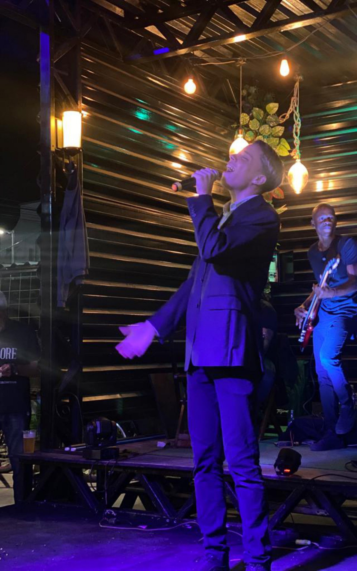 O cantor Lucas Cetrato soltou a voz