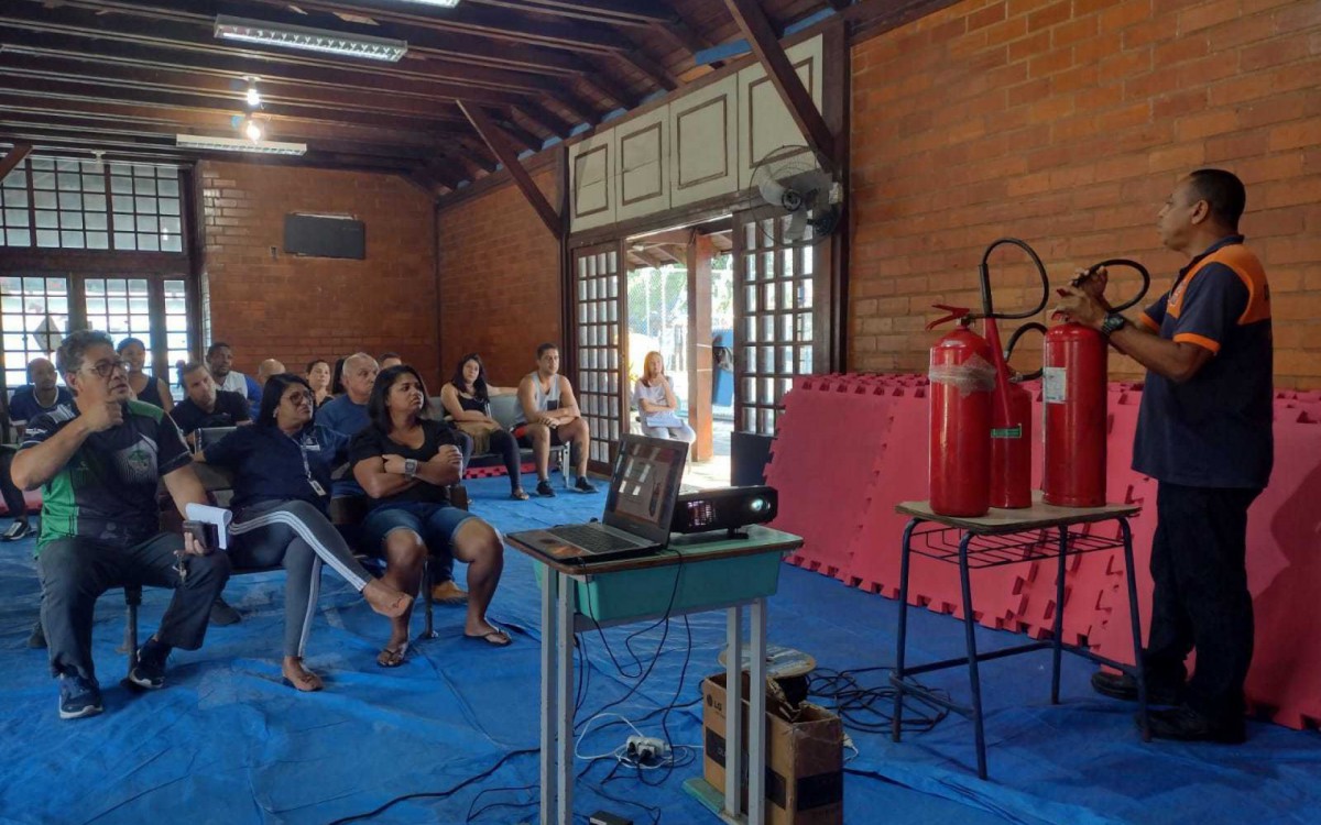 Defesa Civil realizou uma palestra de combate a princ&iacute;pio de inc&ecirc;ndio e acidentes dom&eacute;sticos
