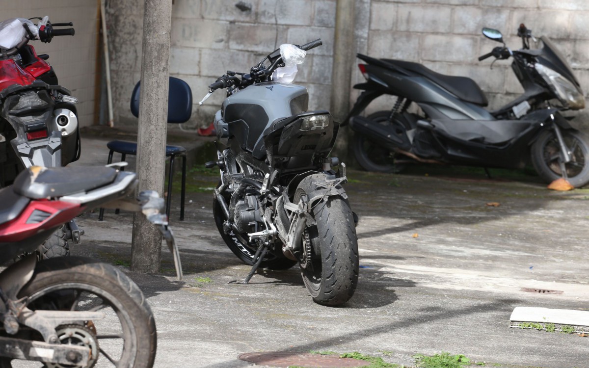 Motocicleta do influenciador digital Bruno Krupp,  passou por perícia na 16ª DP, Barra da Tijuca - Cléber Mendes