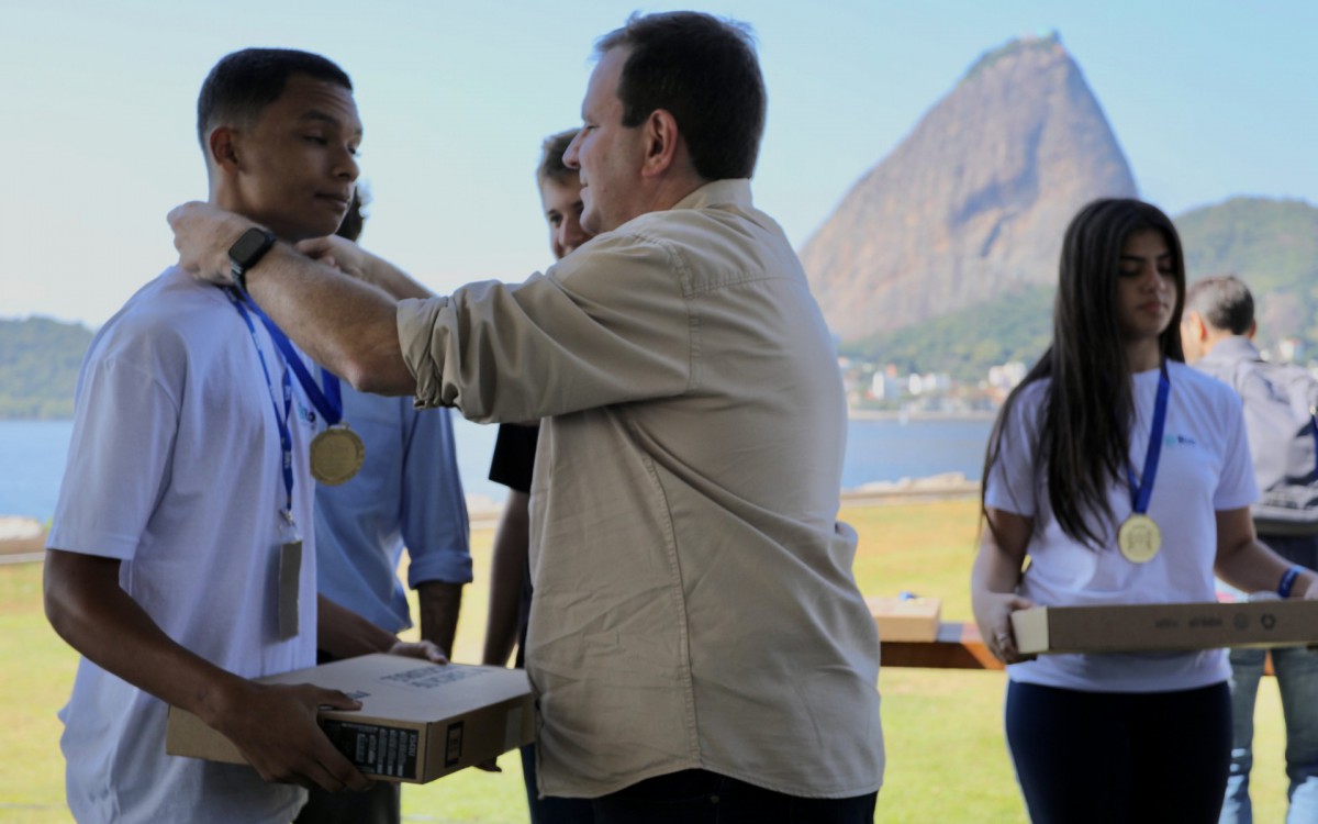 Prefeito Eduardo Paes distribuiu medalhas de ouro, prata e bronze aos alunos