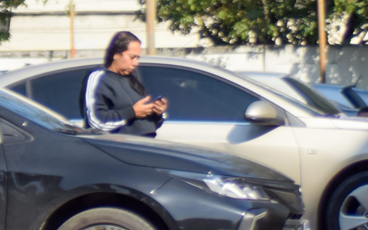 Amigos de Fernando Magarça estiveram no IML para liberação do corpo - Vanessa Ataliba/Agência O DIA