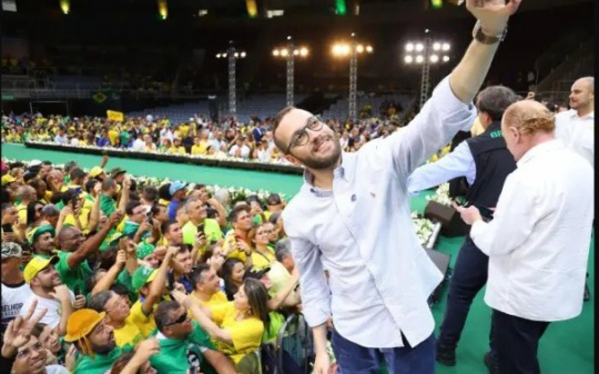 Segundo a assessoria do partido, o público, que, além das arquibancadas, ocupou também a quadra, foi de 12 mil pessoas