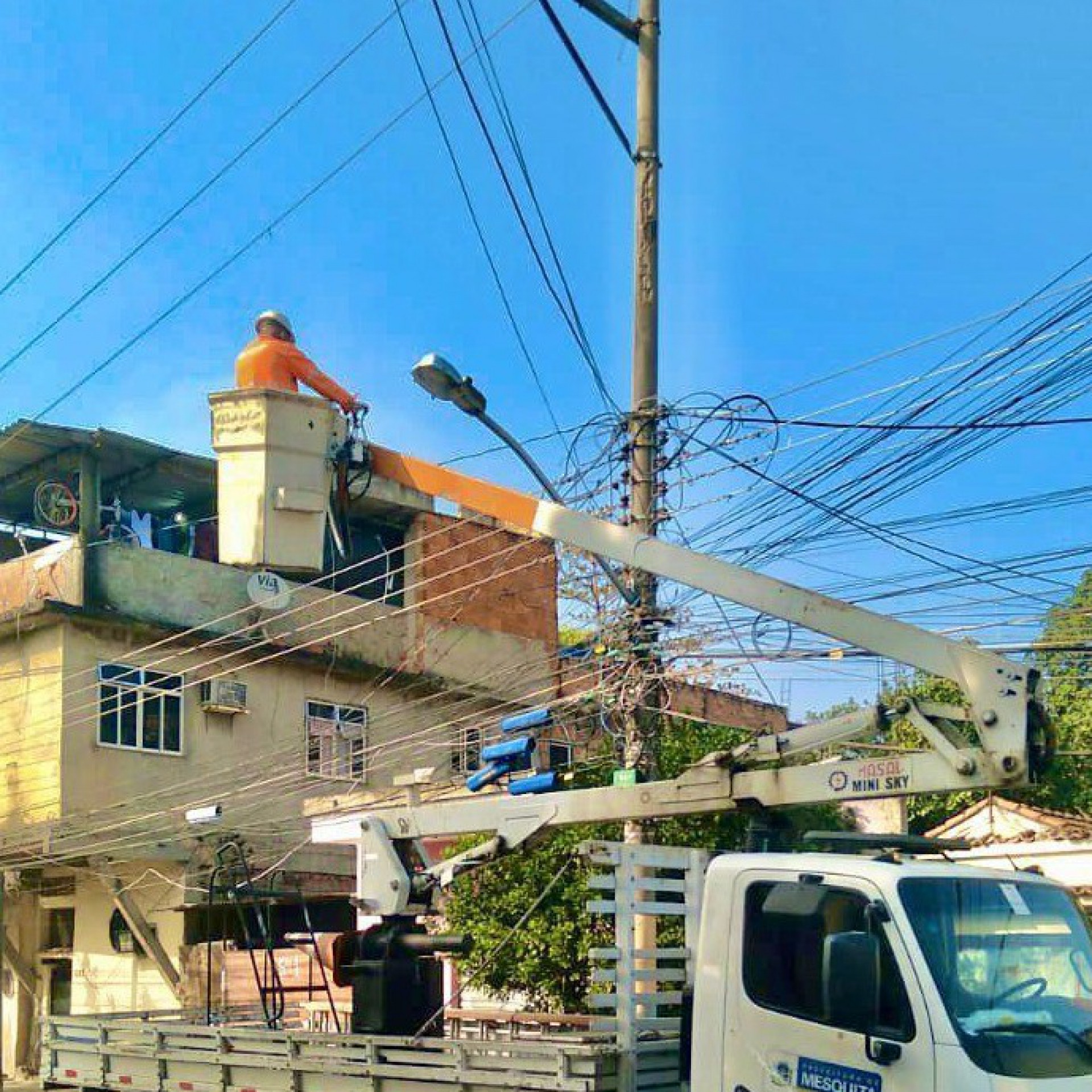 Manuten&ccedil;&otilde;es da ilumina&ccedil;&atilde;o foram realizadas em diferentes pontos de Mesquita