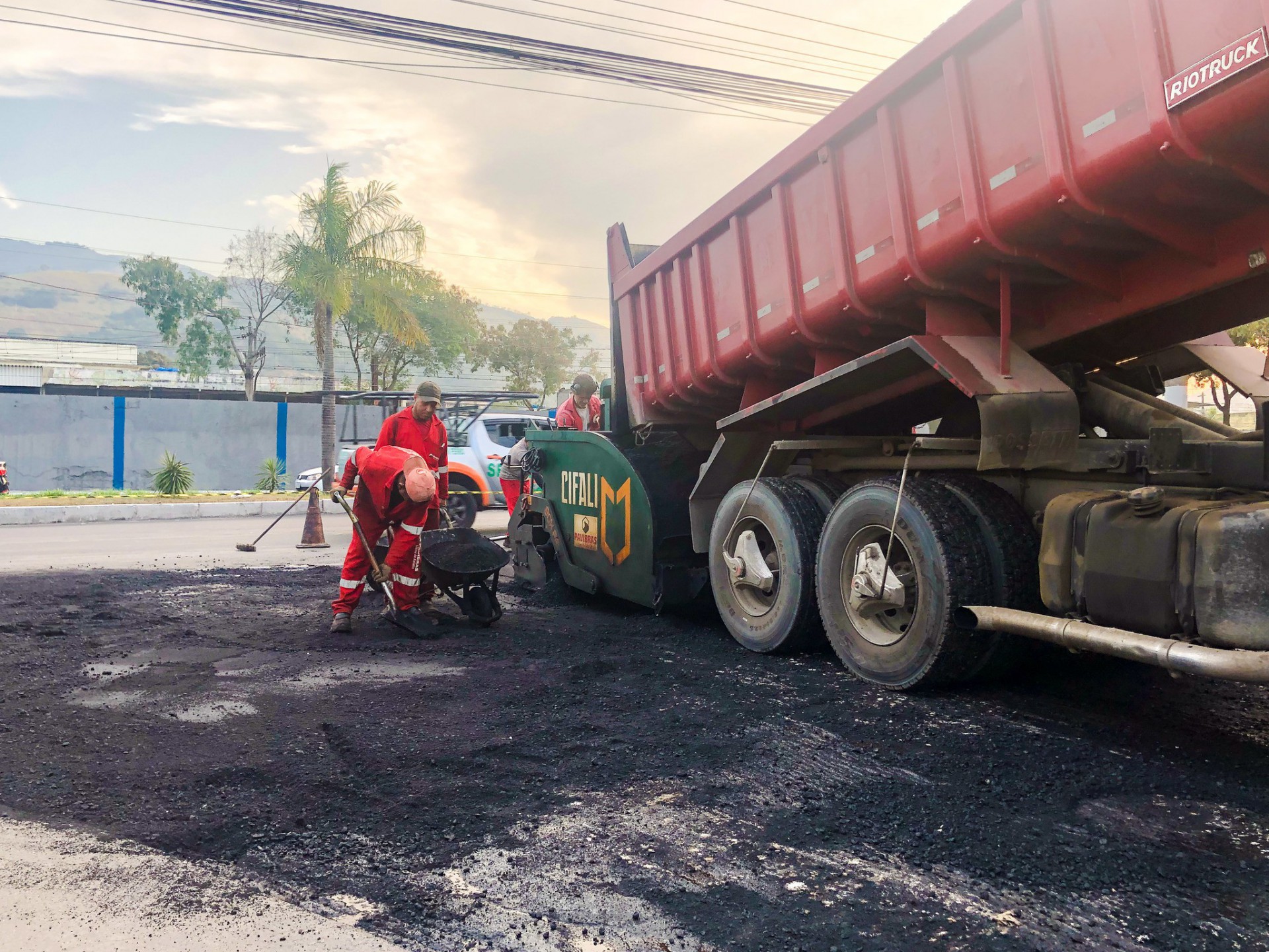 Importante via da cidade recebeu renovação completa da camada de asfalto - PMM