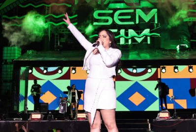 Dona de hit viral na web, Mari Fernandez faz show 'sem hora para acabar'