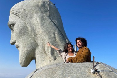 Xolo Mariduena, suposto affair de Bruna Marquezine, faz homenagem para a atriz