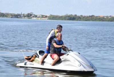 Guardas municipais têm aula prática para pilotar moto aquática