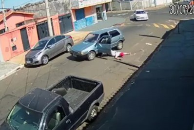 Homem cai de carro em movimento em São Paulo