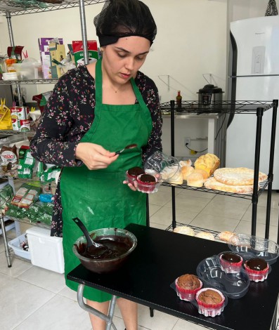 Letícia preparando os receitas da sua Padaria Inclusiva - Reprodução: arquivo pessoal