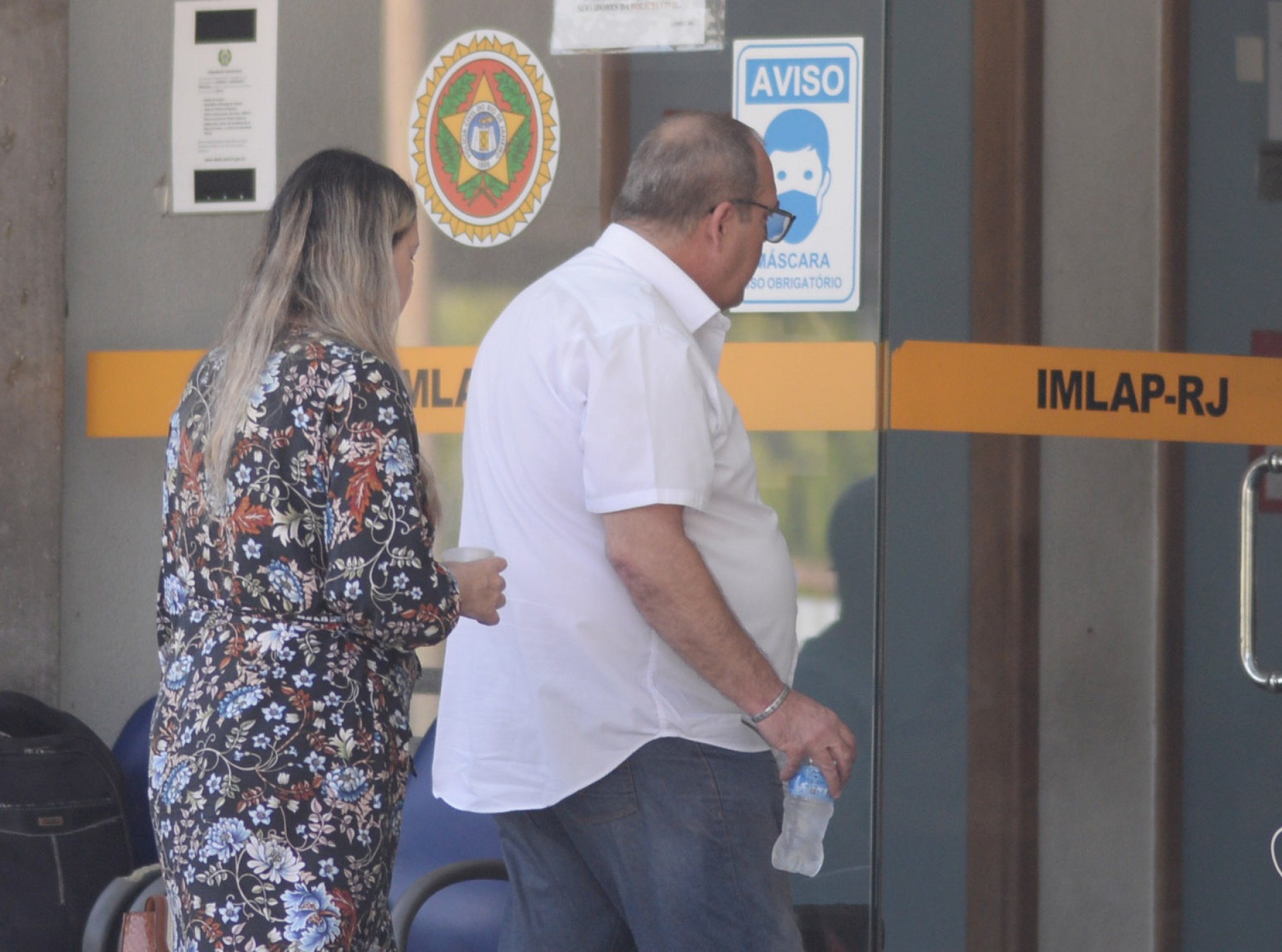Esposa e irmão do médico Luiz Antônio de 61 anos, morto ao reagir a um assalto no Pechinxa na noite desta quinta feira.  - Sandro Vox / Agência O Dia                                       