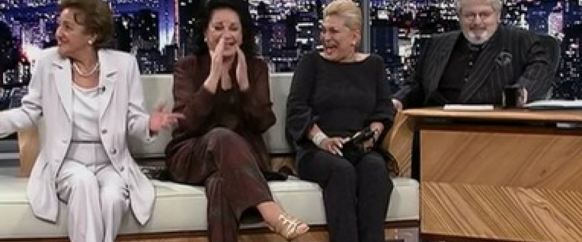 Como apresentador, dois momentos inesquecíveis. Acima, a divertida entrevista com as amigas Hebe Camargo, Lolita Rodrigues e Nair Bello, no ano 2000; abaixo, com o querido sexteto de músicos do programa - Reprodução/Acervo Grupo Globo